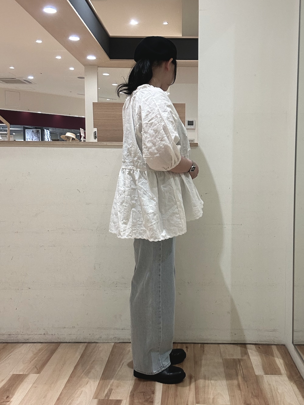 ホワイト系のハンドバッグ、ブラック系のドレスシューズ、ホワイト系のシャツ/ブラウスを着用したレディースの春コーディネートの2枚目の写真