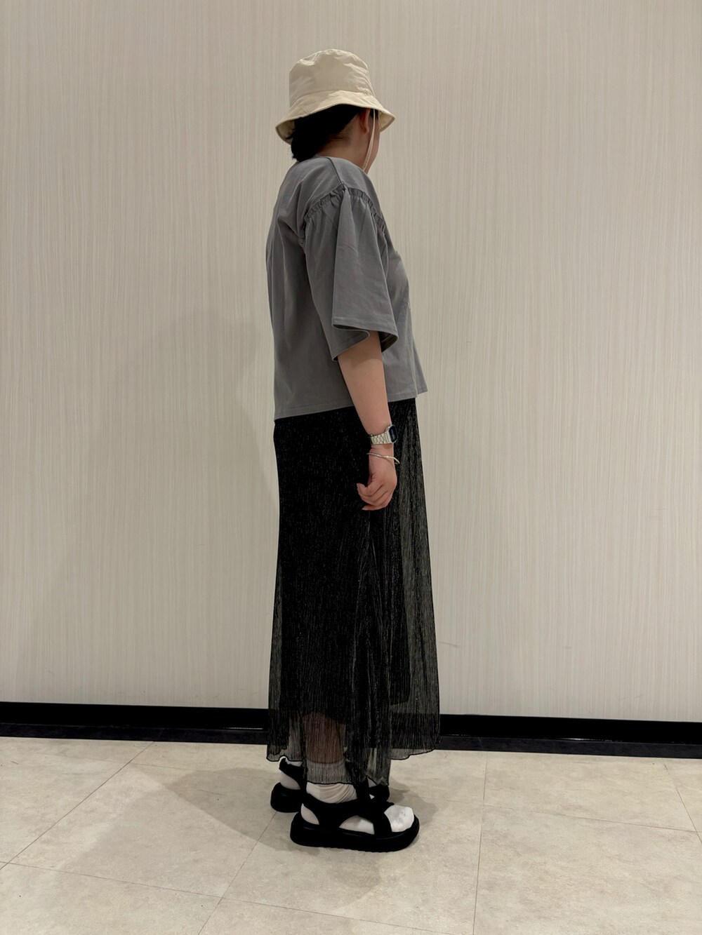 グレー系のTシャツ/カットソー、ブラック系のスカート、ブラック系のドレスシューズを着用したレディースの夏コーディネートの3枚目の写真