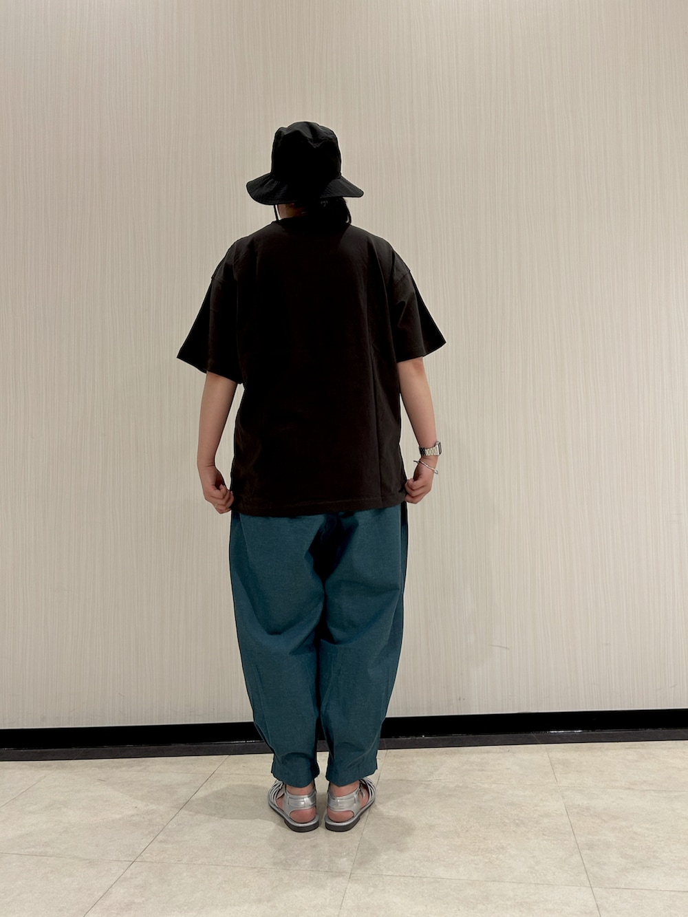 グレー系のTシャツ/カットソー、グリーン系のその他パンツ、シルバー系のサンダルを着用したレディースの夏コーディネートの4枚目の写真