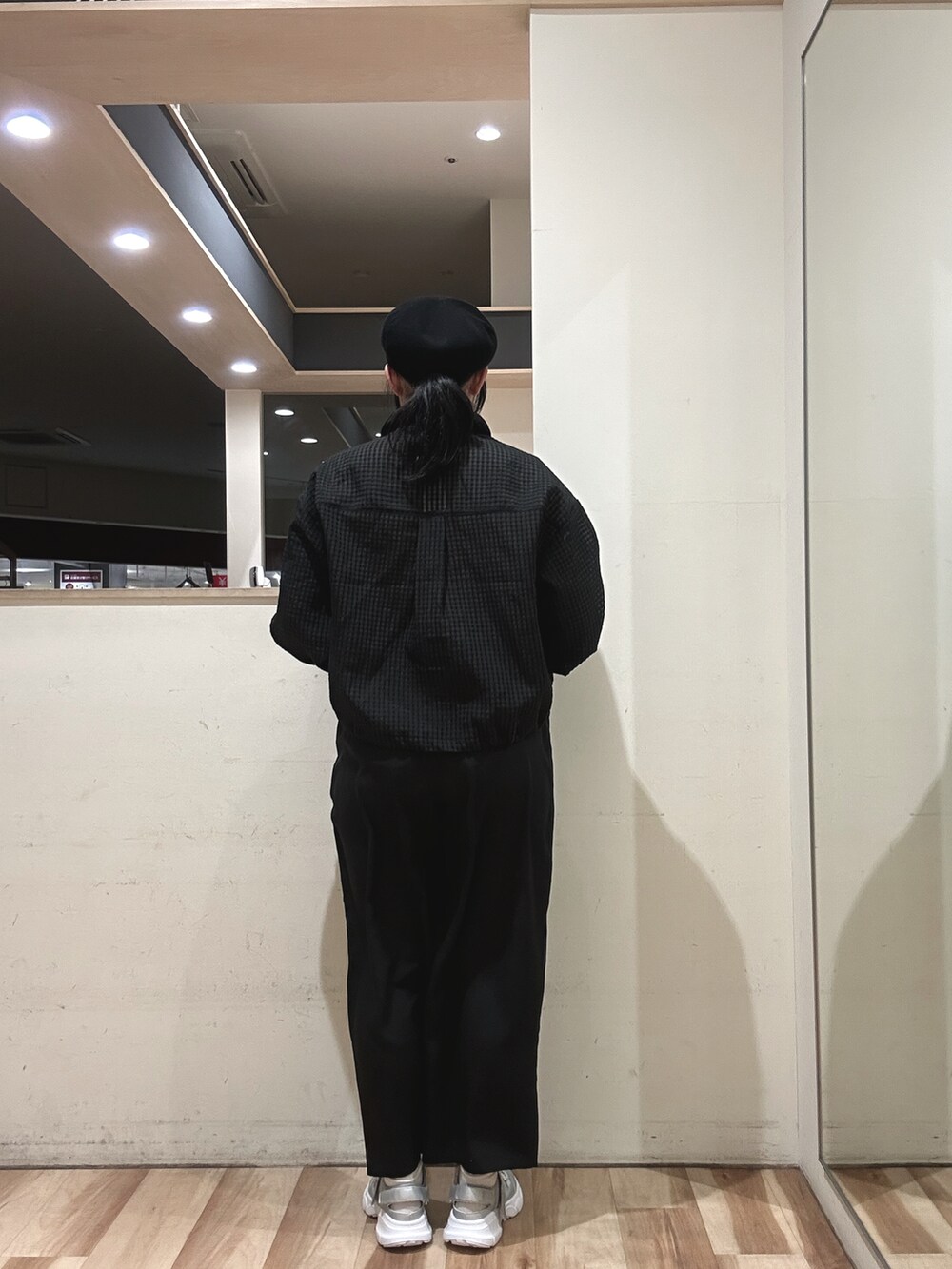 グレー系のハンドバッグ、ブラック系のその他パンツ、シルバー系のドレスシューズを着用したレディースの春コーディネートの3枚目の写真