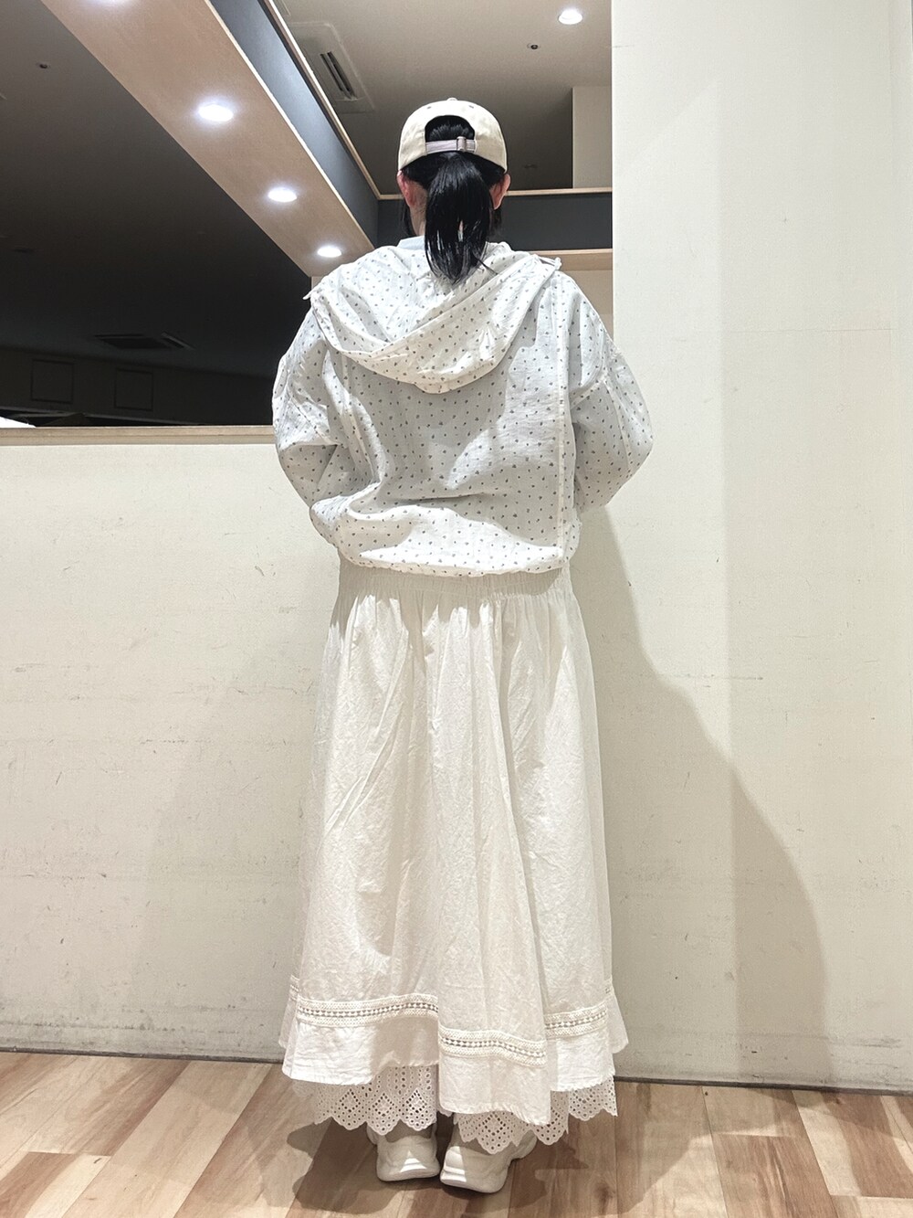 ホワイト系のブルゾン、ホワイト系のスカート、ホワイト系のその他パンツを着用したレディースの春コーディネートの3枚目の写真