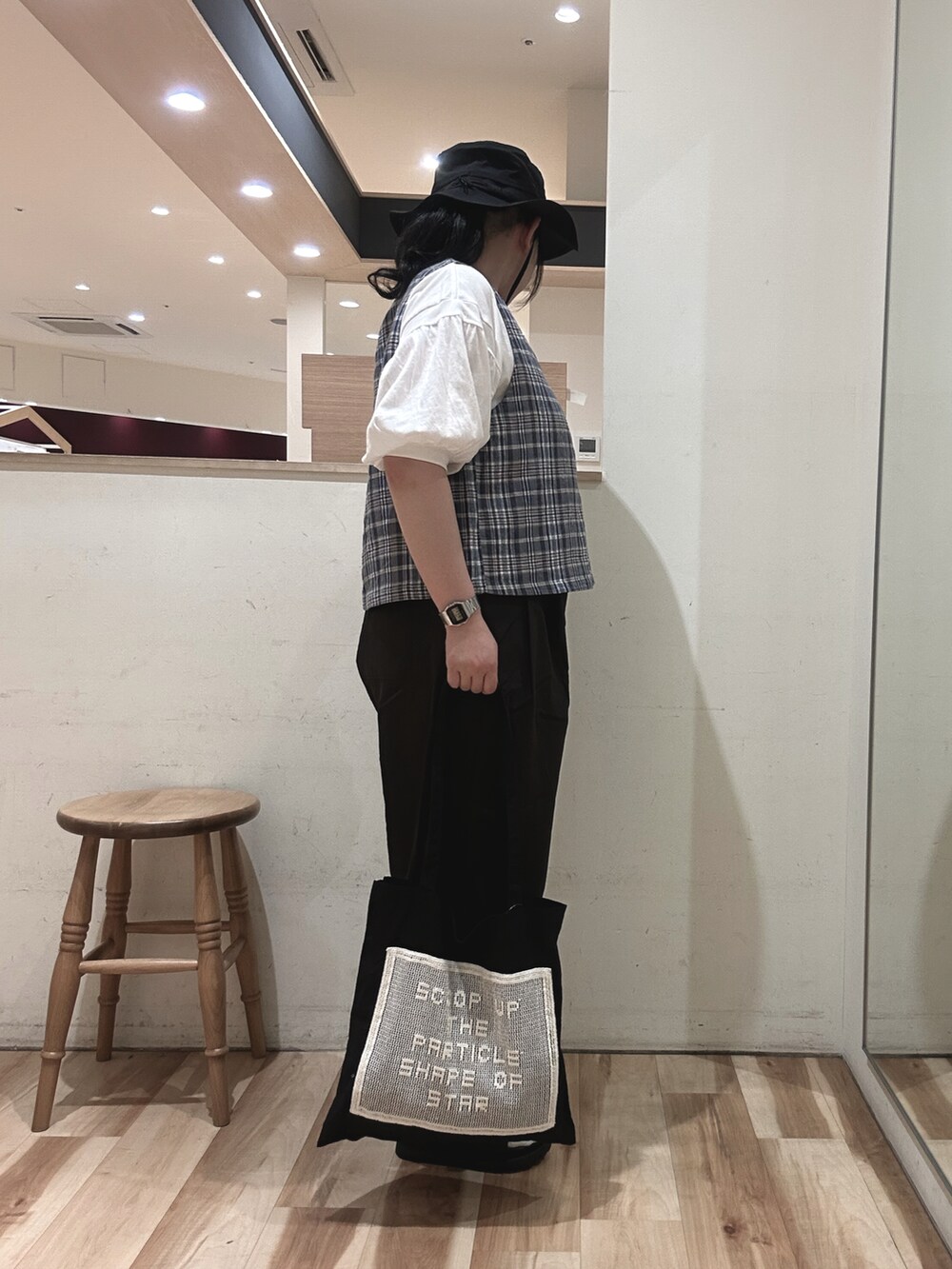 ブルー系のベスト、ホワイト系のTシャツ/カットソー、グレー系のその他パンツを着用したレディースの春コーディネートの2枚目の写真