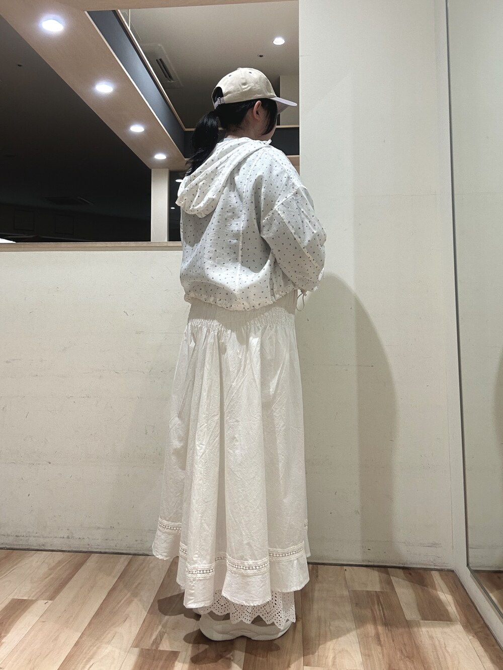 ホワイト系のブルゾン、ホワイト系のスカート、ホワイト系のその他パンツを着用したレディースの春コーディネートの2枚目の写真