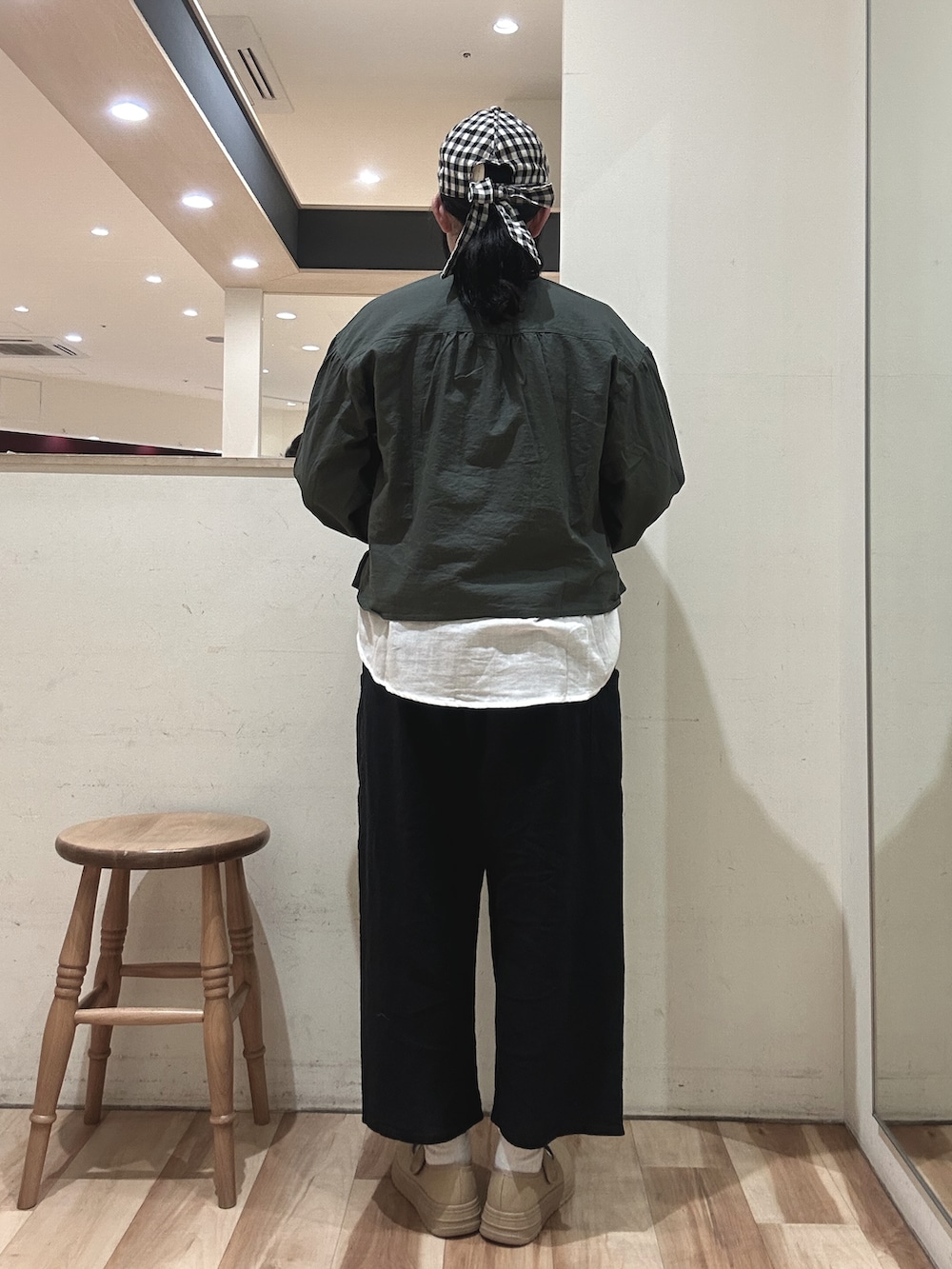 ホワイト系のシャツ/ブラウス、ブラック系のその他パンツ、グリーン系のブルゾンを着用したレディースの春コーディネートの3枚目の写真