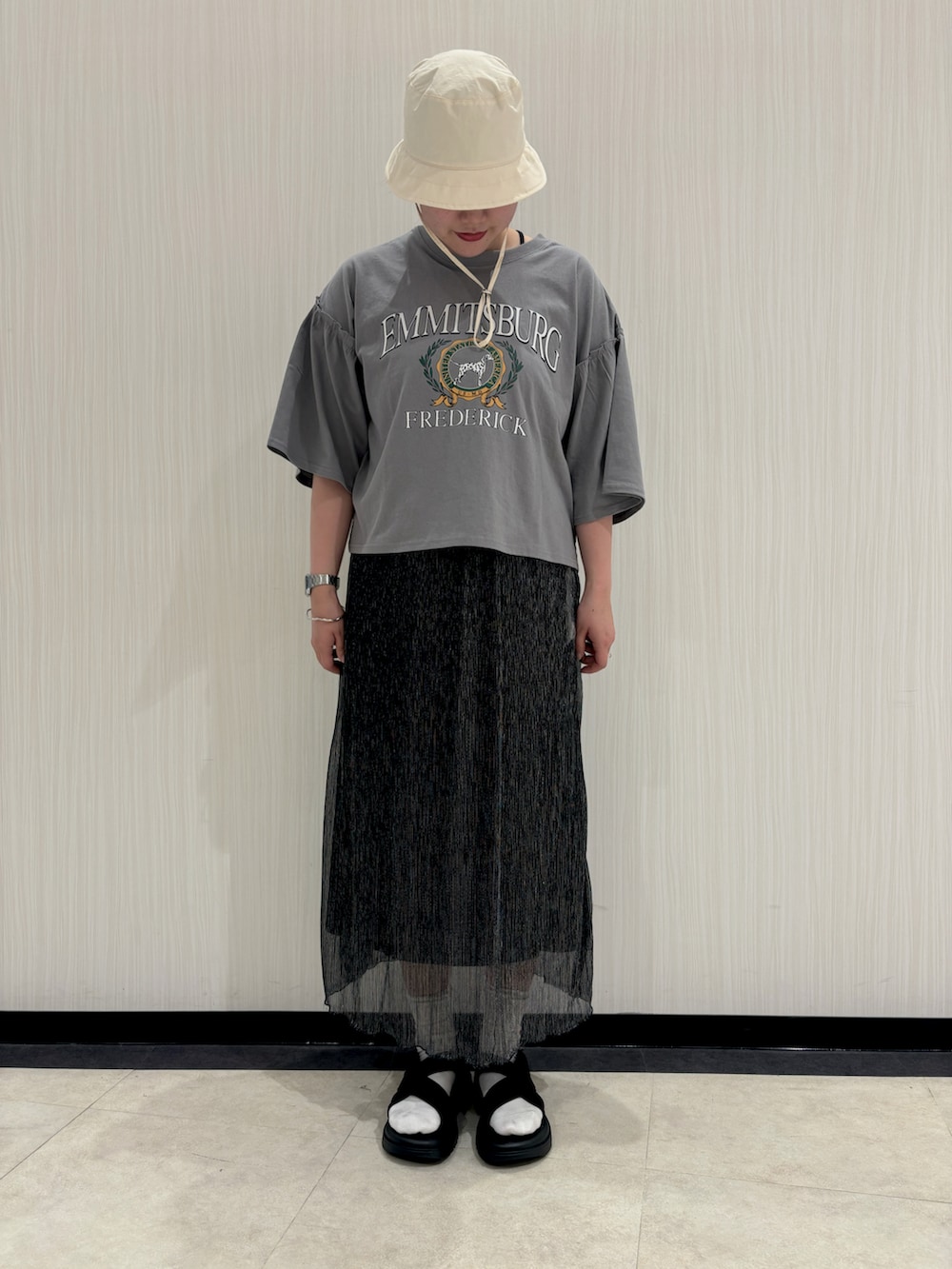 グレー系のTシャツ/カットソー、ブラック系のスカート、ブラック系のドレスシューズを着用したレディースの夏コーディネートの2枚目の写真