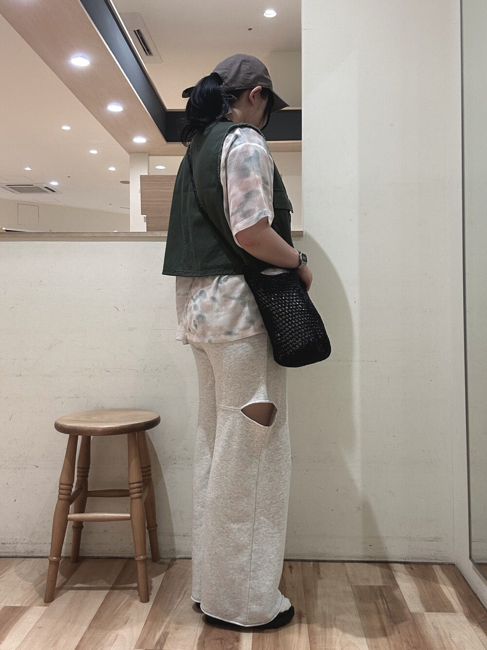 グリーン系のベスト、ベージュ系のシャツ/ブラウス、グレー系のその他パンツを着用したレディースの春コーディネートの2枚目の写真