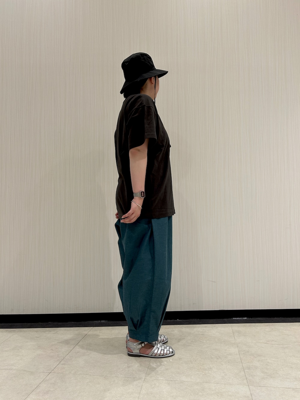 グレー系のTシャツ/カットソー、グリーン系のその他パンツ、シルバー系のサンダルを着用したレディースの夏コーディネートの3枚目の写真