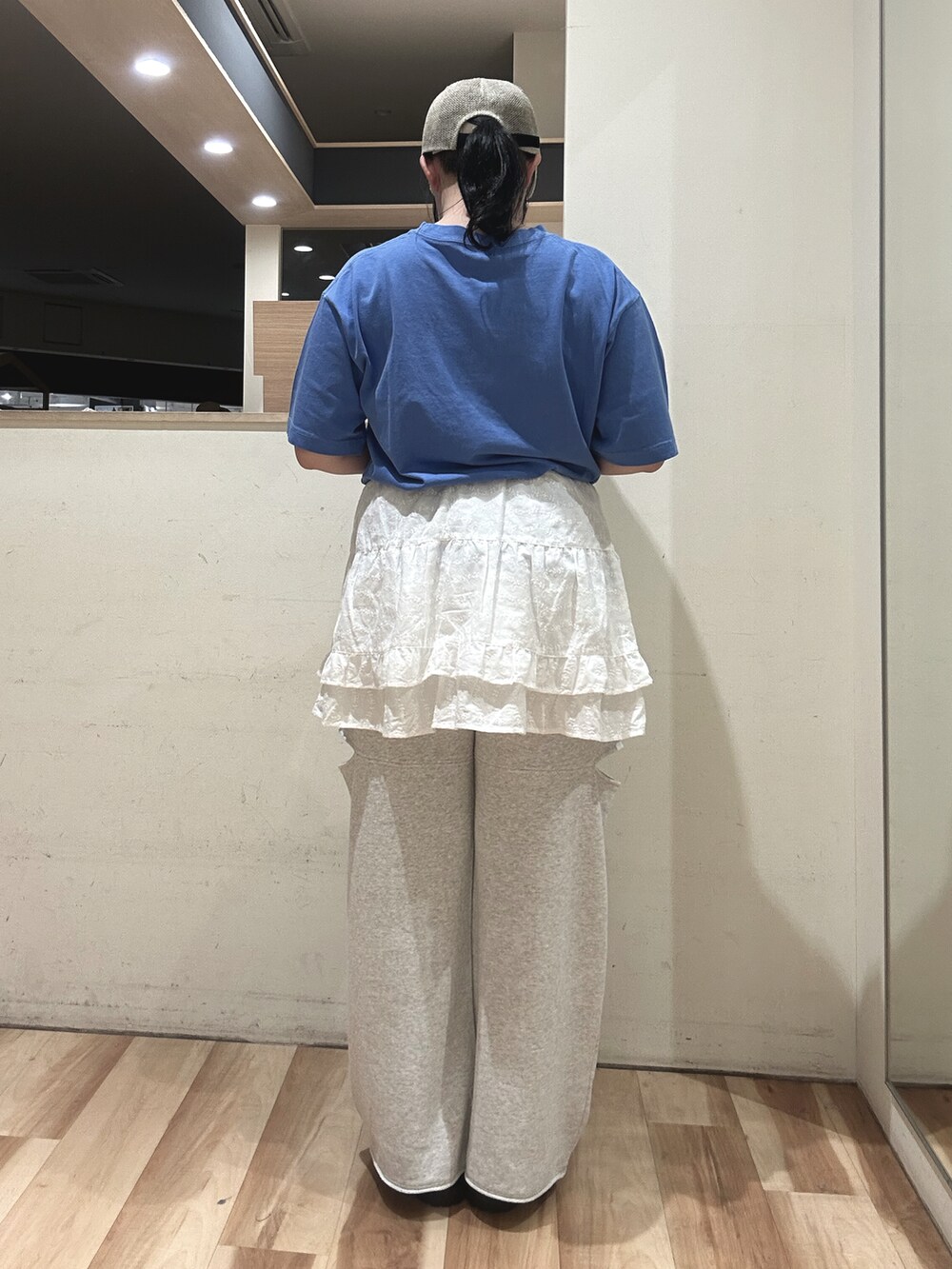 グレー系のその他パンツ、ホワイト系のスカート、ブルー系のTシャツ/カットソーを着用したレディースの春コーディネートの3枚目の写真