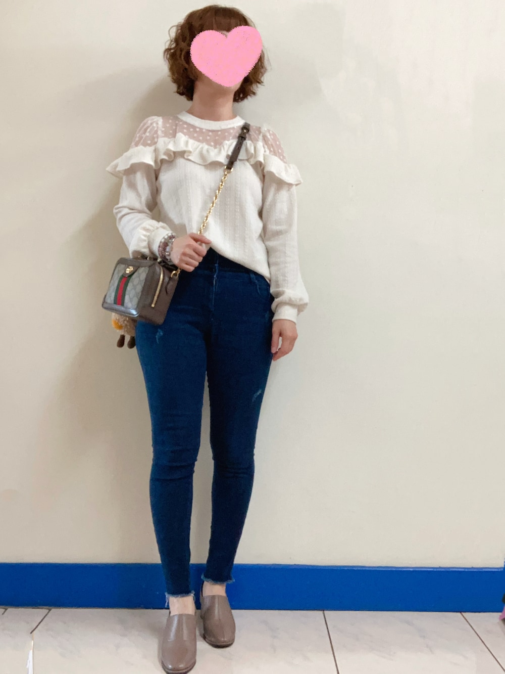 ベージュ系のニット/セーター、ピンク系のノーカラージャケット、その他のショルダーバッグを着用したレディースの冬コーディネートの2枚目の写真