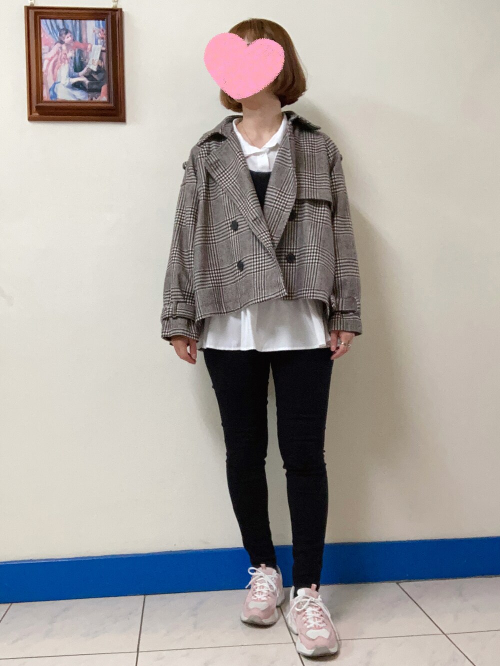 ホワイト系のシャツ/ブラウス、ブラック系のパンツ、ピンク系のスニーカーを着用したレディースの春コーディネートの2枚目の写真