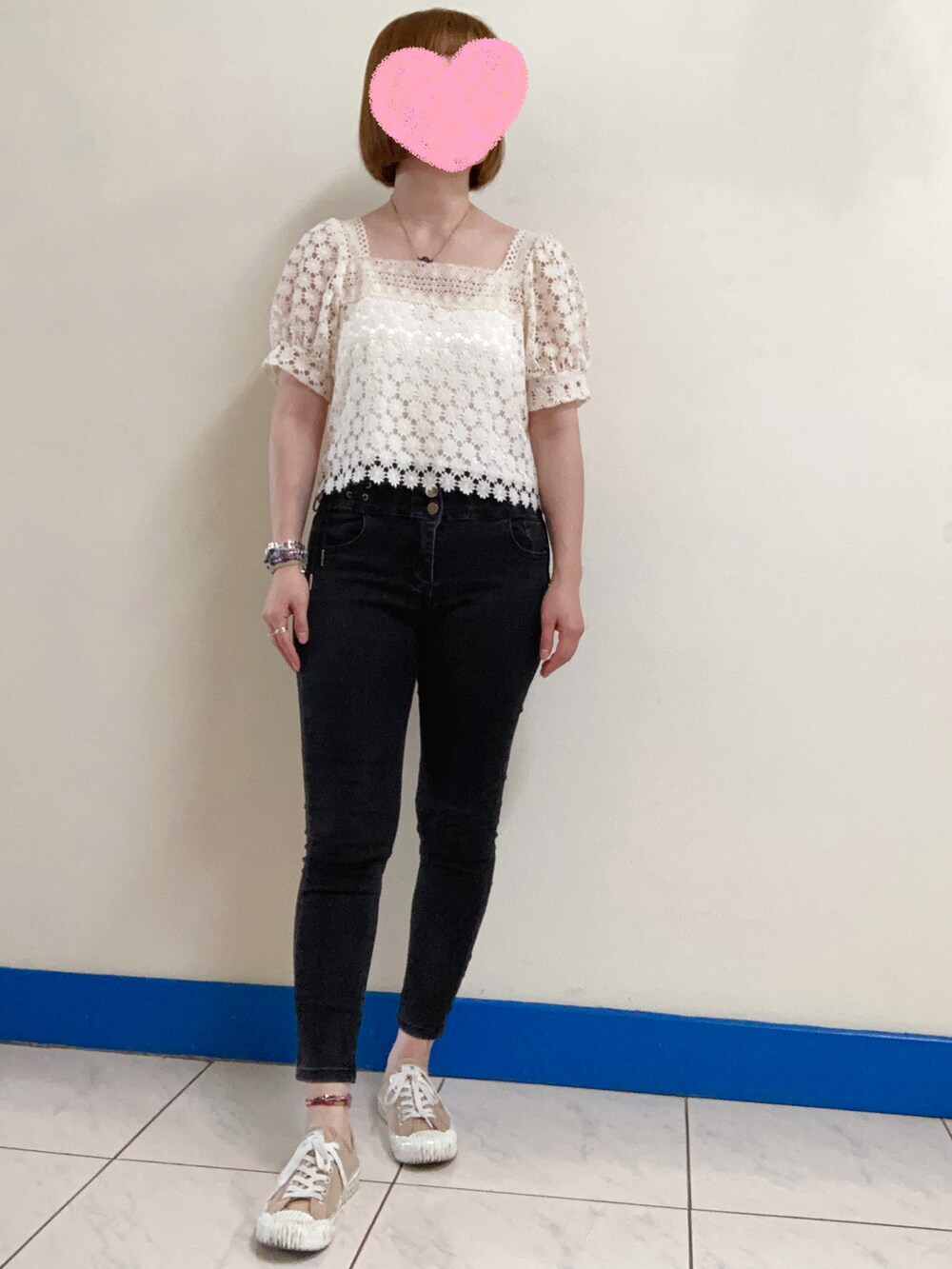 ブラック系のショルダーバッグ、ベージュ系のその他トップス、ホワイト系のノーカラージャケットを着用したレディースの夏コーディネートの3枚目の写真