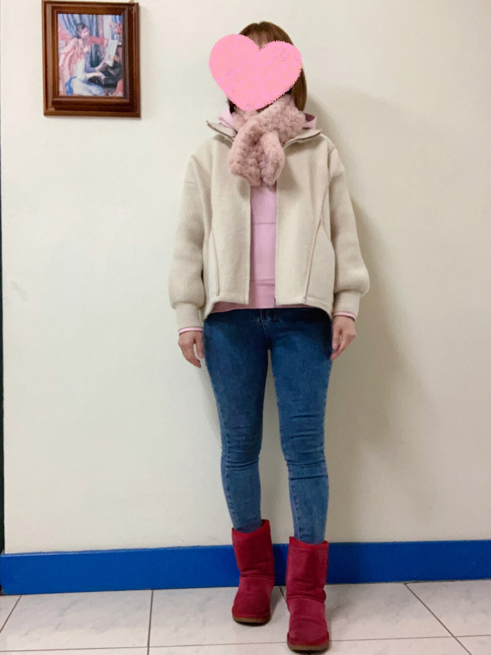 ベージュ系のダッフルコート、ブルー系のデニムパンツ、レッド系のブーツを着用したレディースの冬コーディネートの2枚目の写真