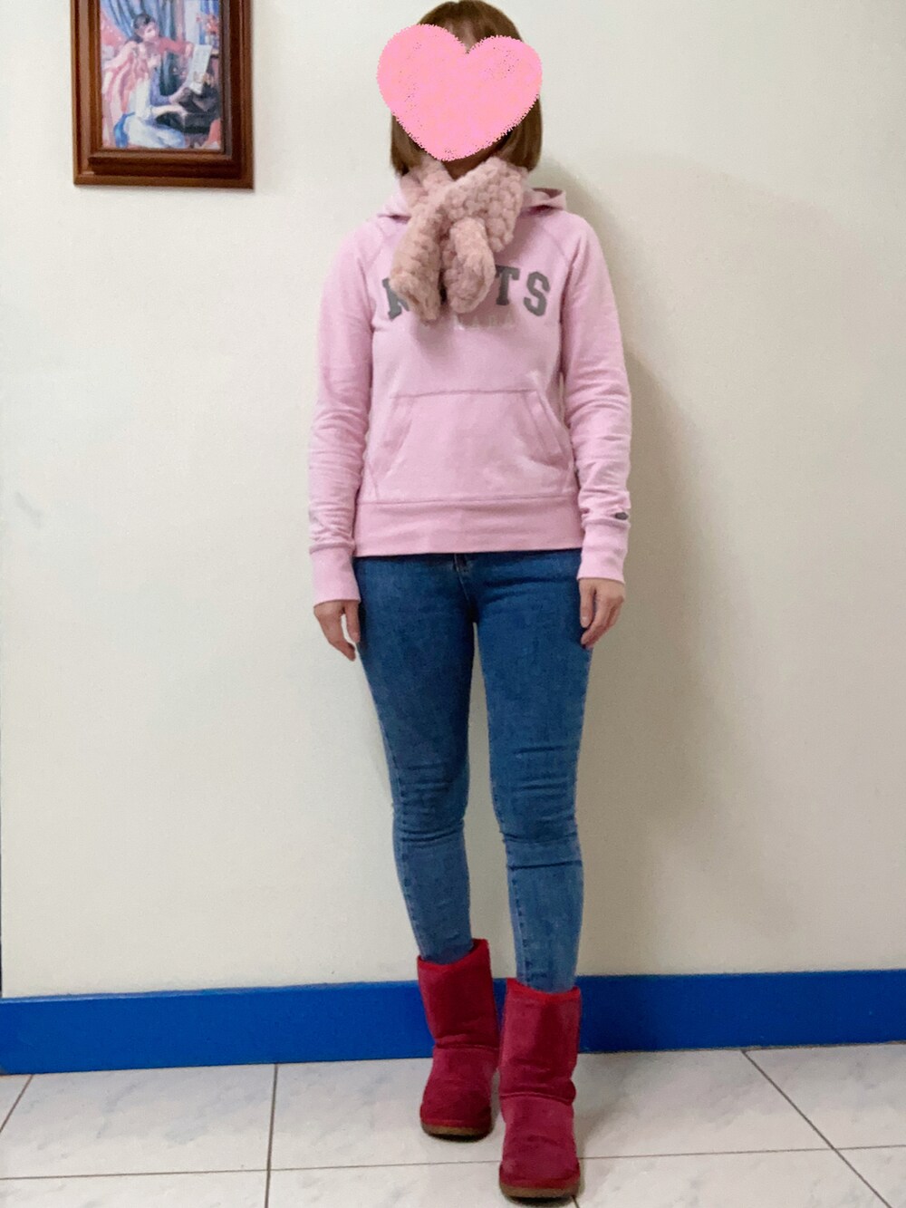 ベージュ系のダッフルコート、ブルー系のデニムパンツ、レッド系のブーツを着用したレディースの冬コーディネートの3枚目の写真