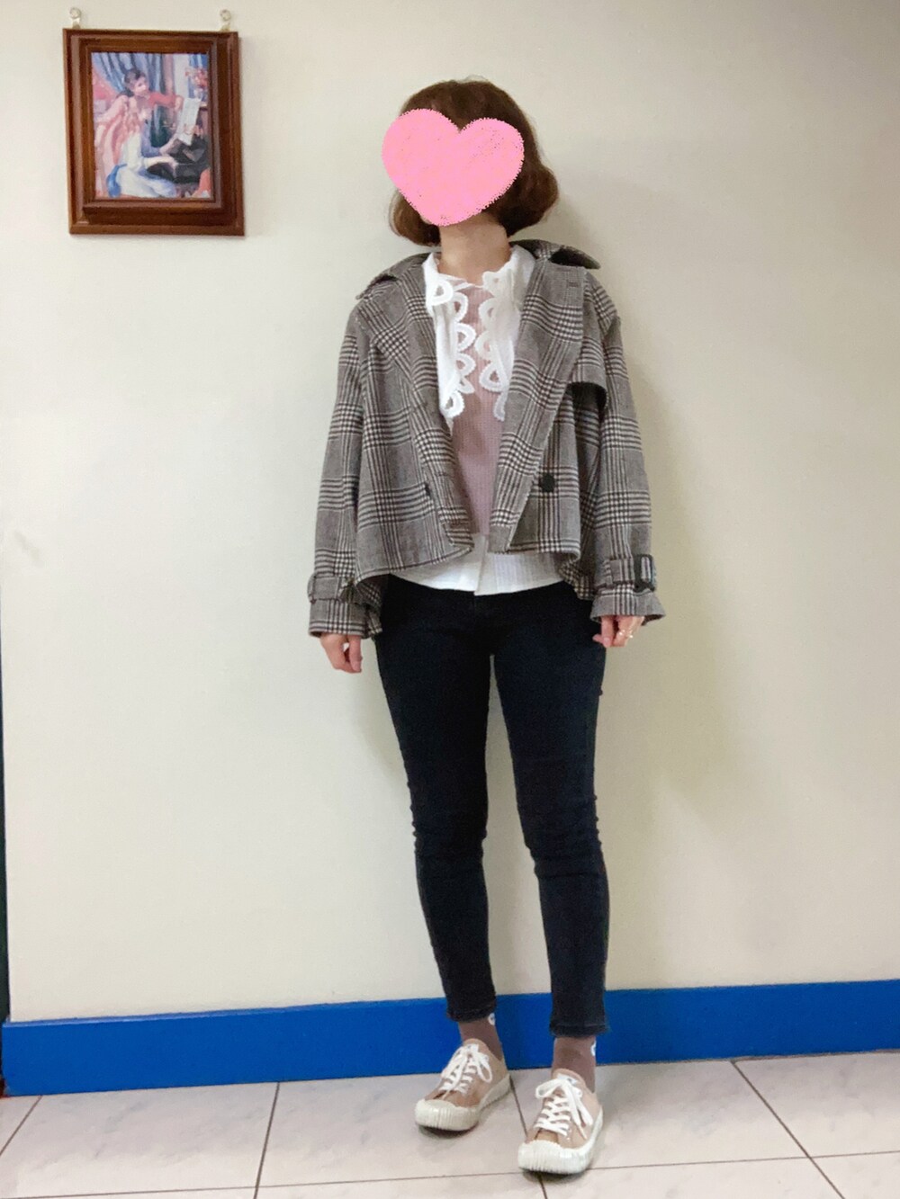 ブラウン系のダッフルコート、ホワイト系のシャツ/ブラウス、ブラック系のデニムパンツを着用したレディースの冬コーディネートの2枚目の写真