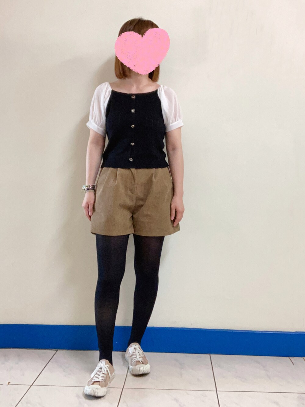 グリーン系のショルダーバッグ、ブルー系のデニムジャケット、その他のシューズを着用したレディースの秋コーディネートの2枚目の写真