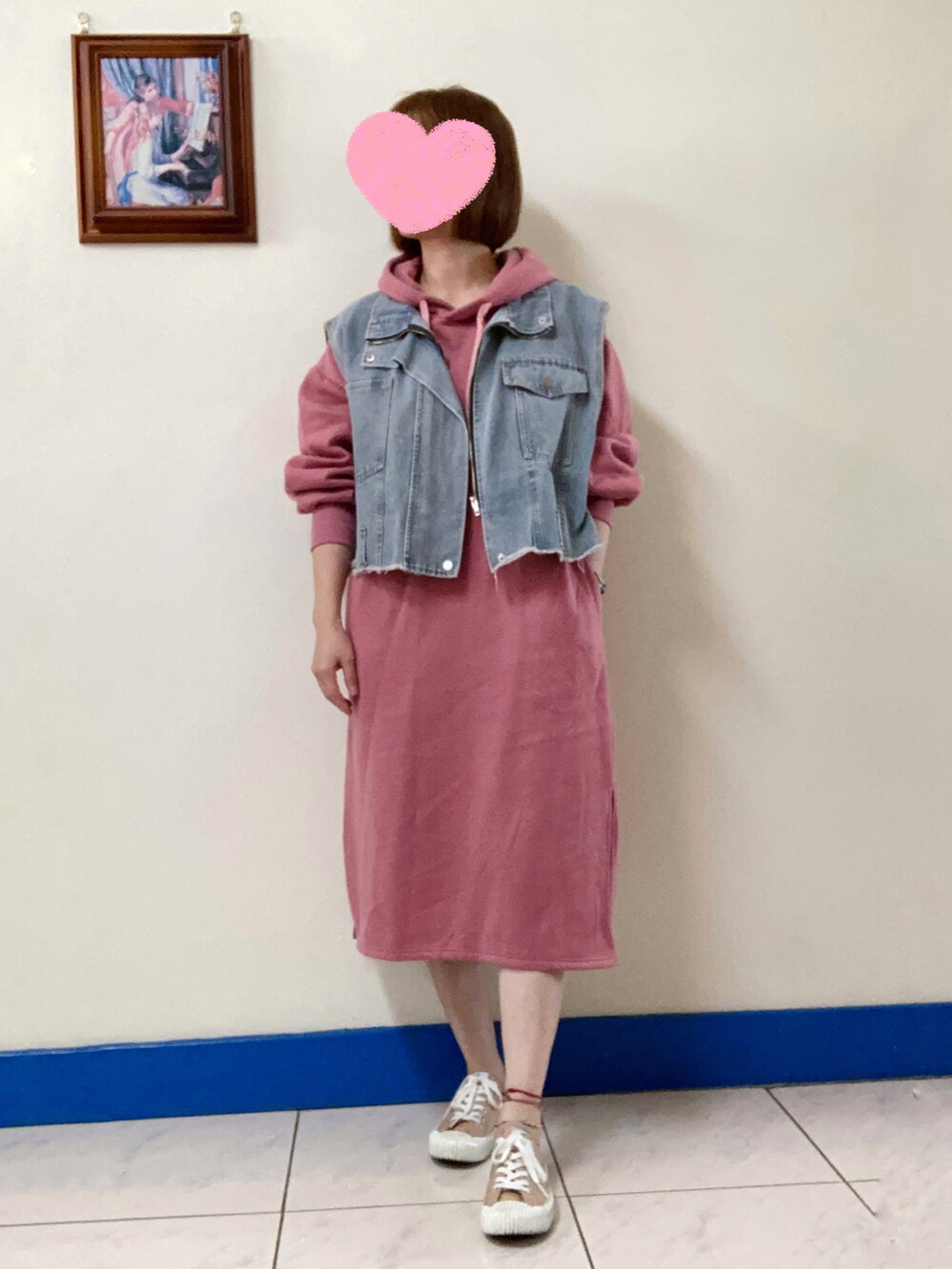 その他のシューズ、ピンク系のワンピース/ドレス、ブルー系のデニムジャケットを着用したレディースの冬コーディネートの2枚目の写真