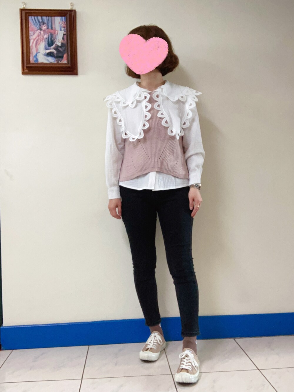 ブラウン系のダッフルコート、ホワイト系のシャツ/ブラウス、ブラック系のデニムパンツを着用したレディースの冬コーディネートの3枚目の写真