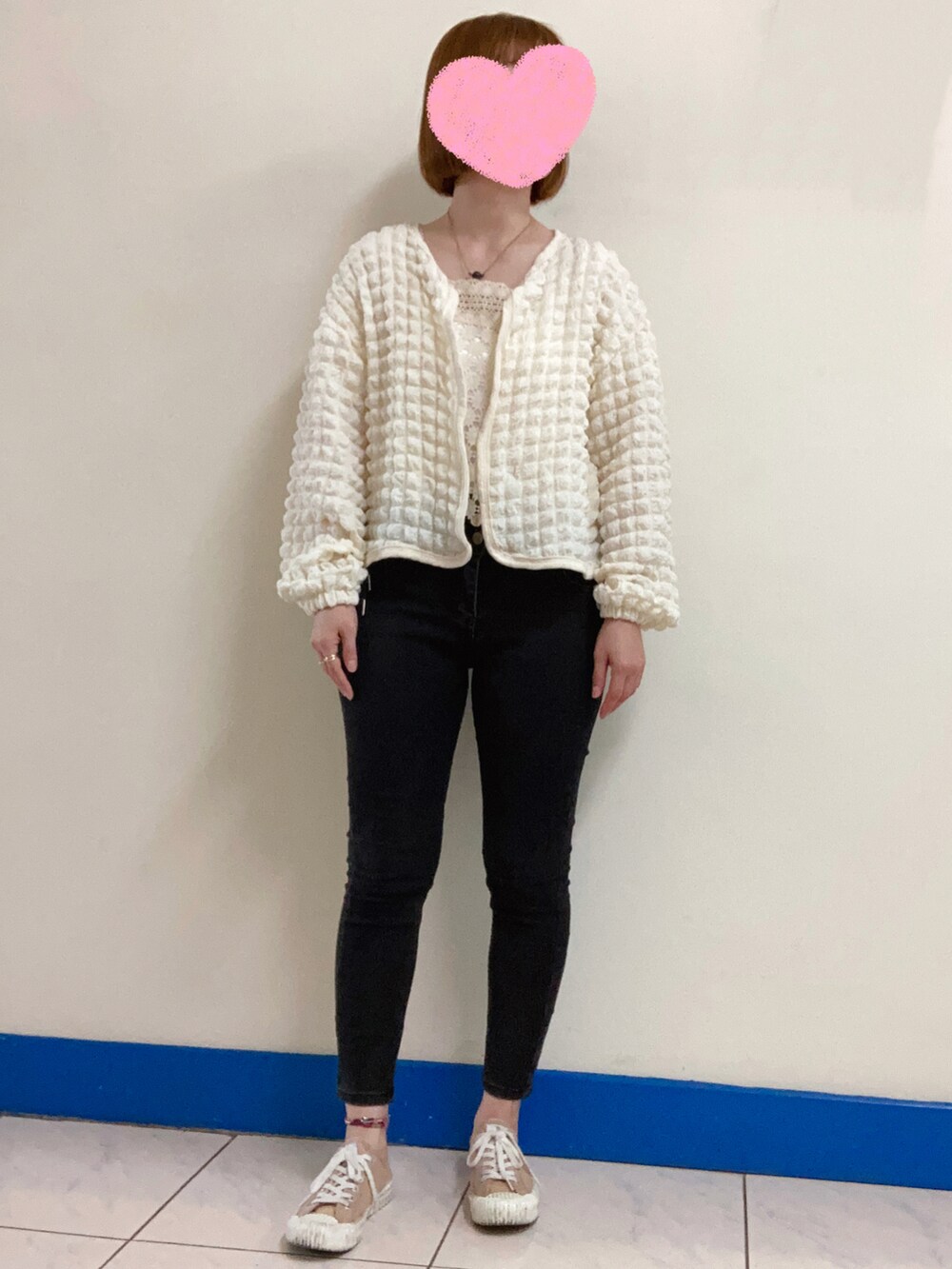 ブラック系のショルダーバッグ、ベージュ系のその他トップス、ホワイト系のノーカラージャケットを着用したレディースの夏コーディネートの2枚目の写真