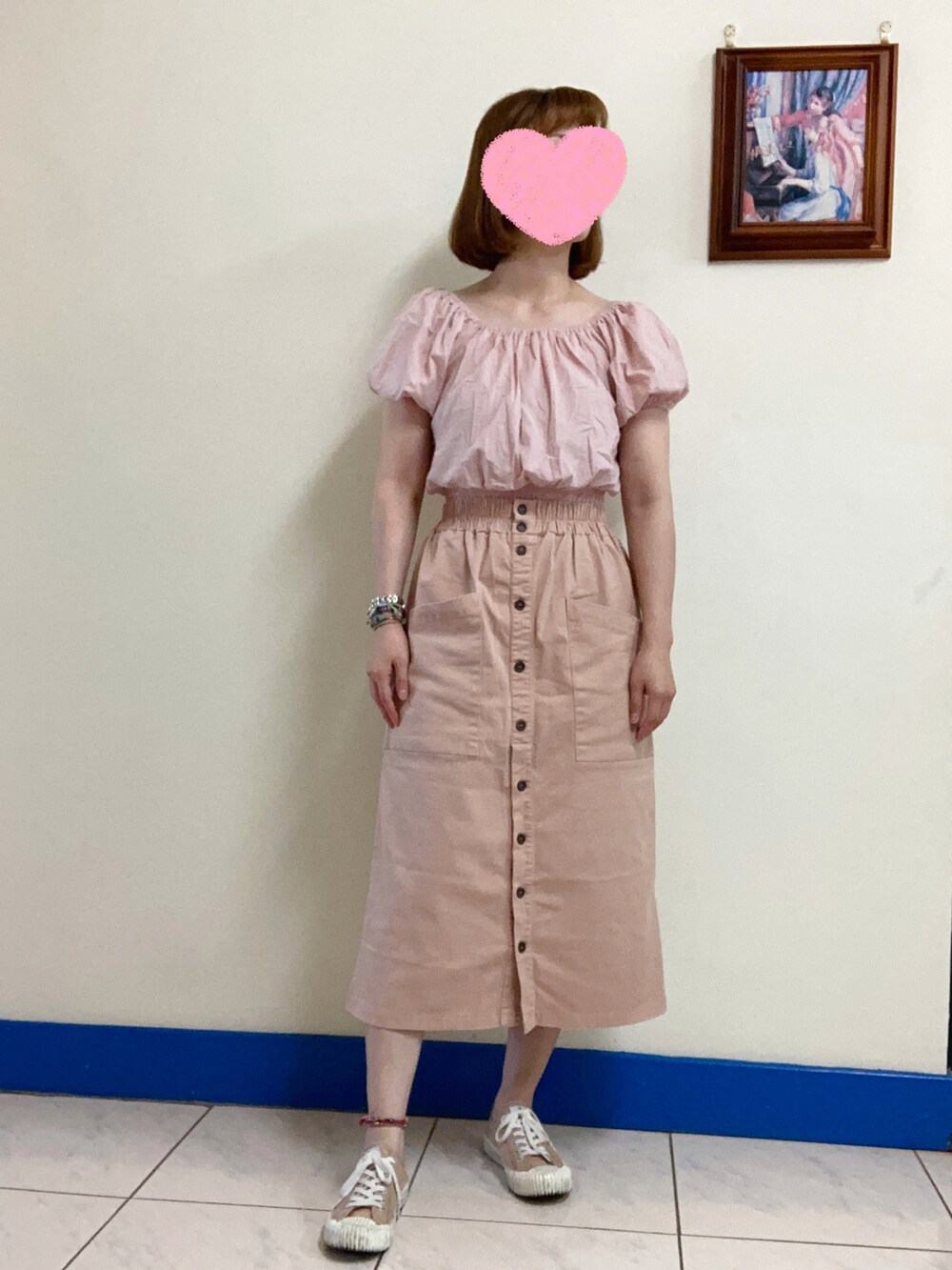 ピンク系のその他トップス、ピンク系のドラムバッグ、ピンク系のスカートを着用したレディースの春コーディネートの2枚目の写真