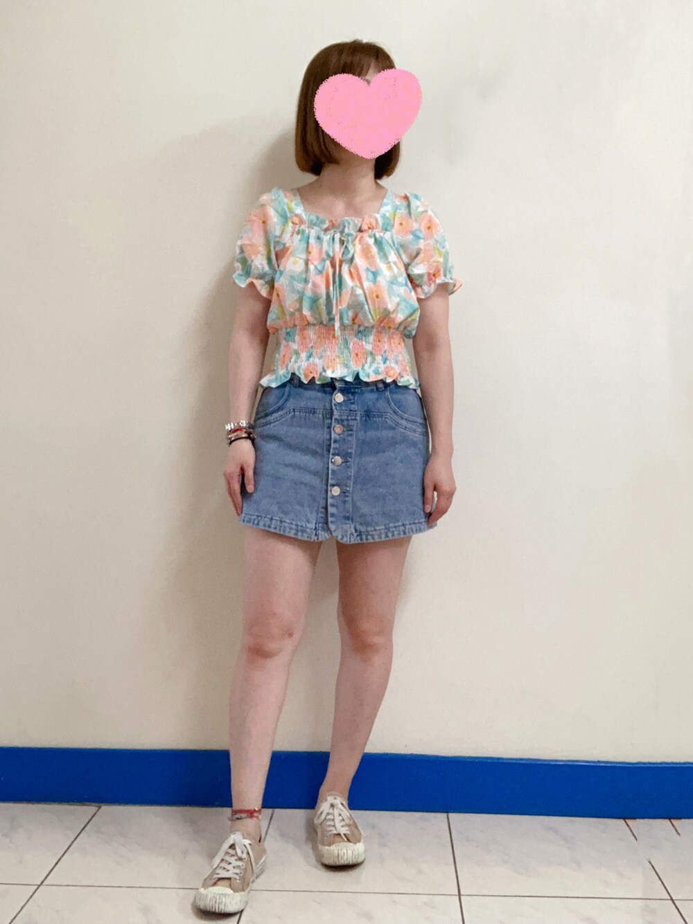 その他のトップス、グリーン系のショルダーバッグ、ブルー系のデニムスカートを着用したレディースの夏コーディネートの2枚目の写真