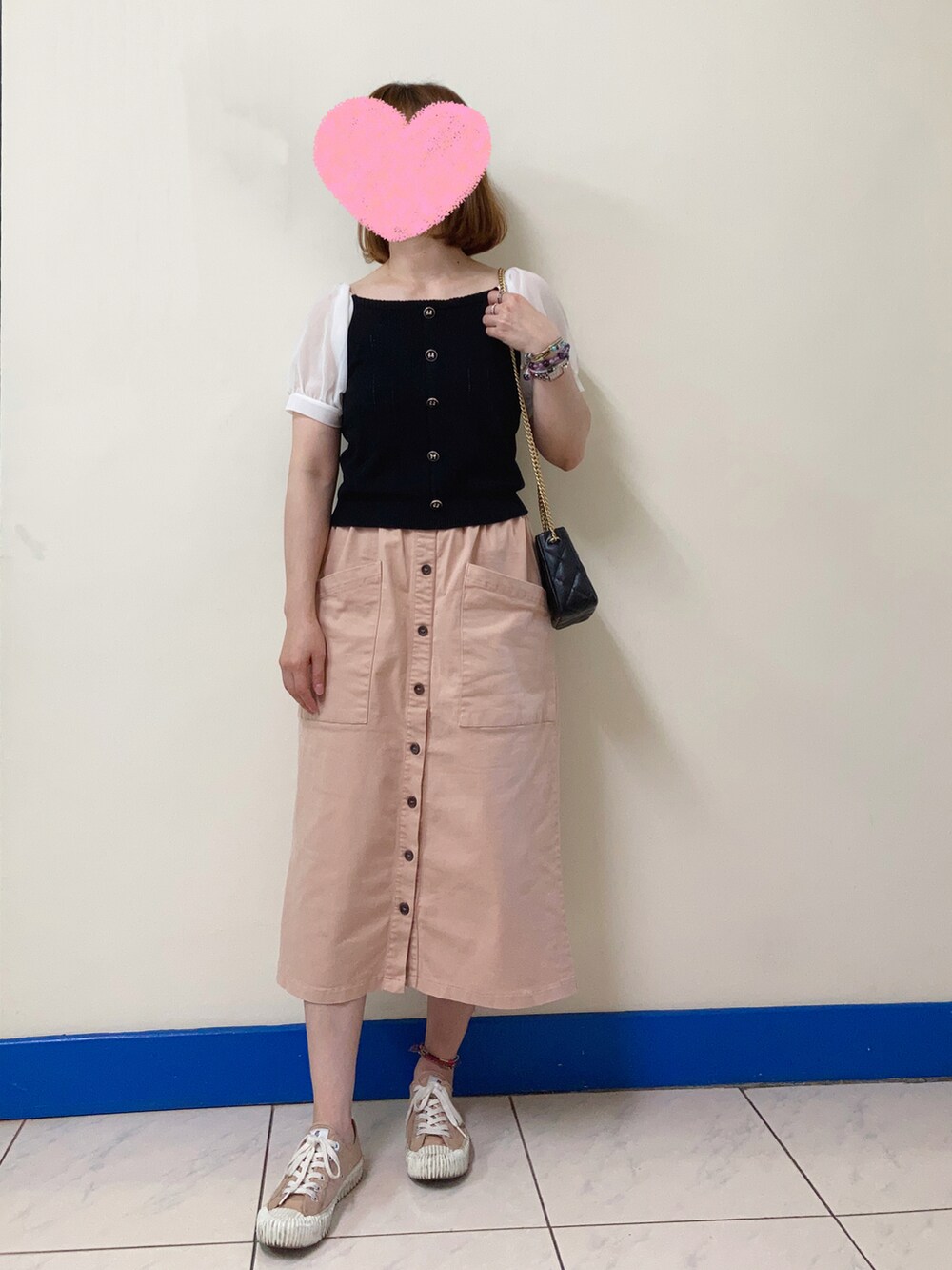 ブラック系のニット/セーター、ピンク系のスカート、その他のシューズを着用したレディースの夏コーディネートの2枚目の写真