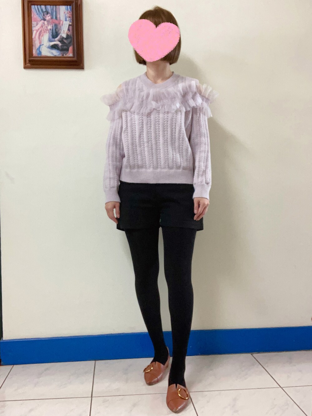 ブラウン系のダッフルコート、ブラウン系のシューズ、ブラック系のパンツを着用したレディースの冬コーディネートの2枚目の写真