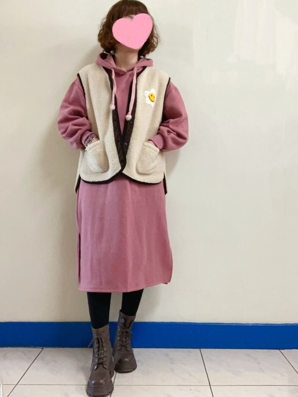 ブラウン系のダッフルコート、ピンク系のワンピース/ドレス、ベージュ系のその他トップスを着用したレディースの冬コーディネートの2枚目の写真