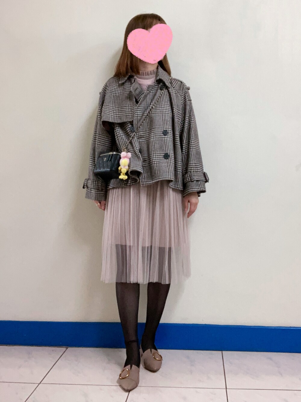 ブラック系のショルダーバッグ、ピンク系のワンピース、ベージュ系のシューズを着用したレディースの冬コーディネートの2枚目の写真