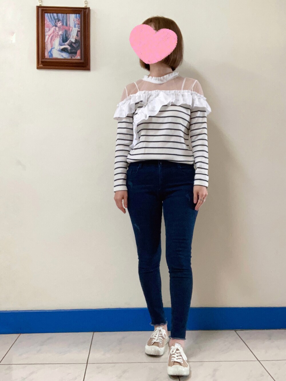 その他のダッフルコート、ブラック系のショルダーバッグ、ブルー系のデニムパンツを着用したレディースの冬コーディネートの2枚目の写真