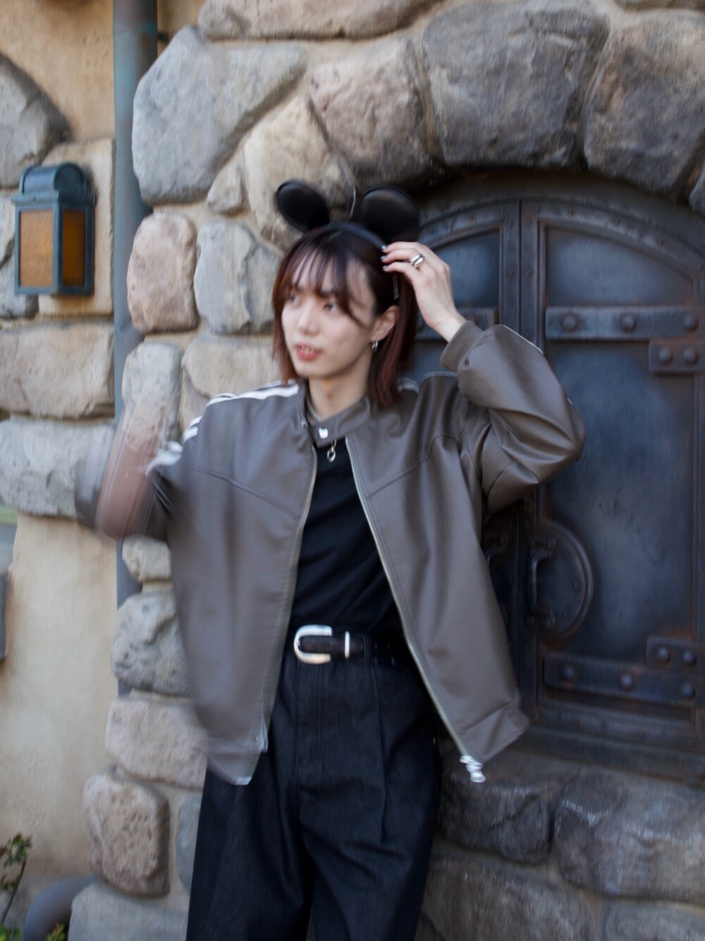 シルバー系のスニーカーを着用したメンズの春コーディネートの3枚目の写真