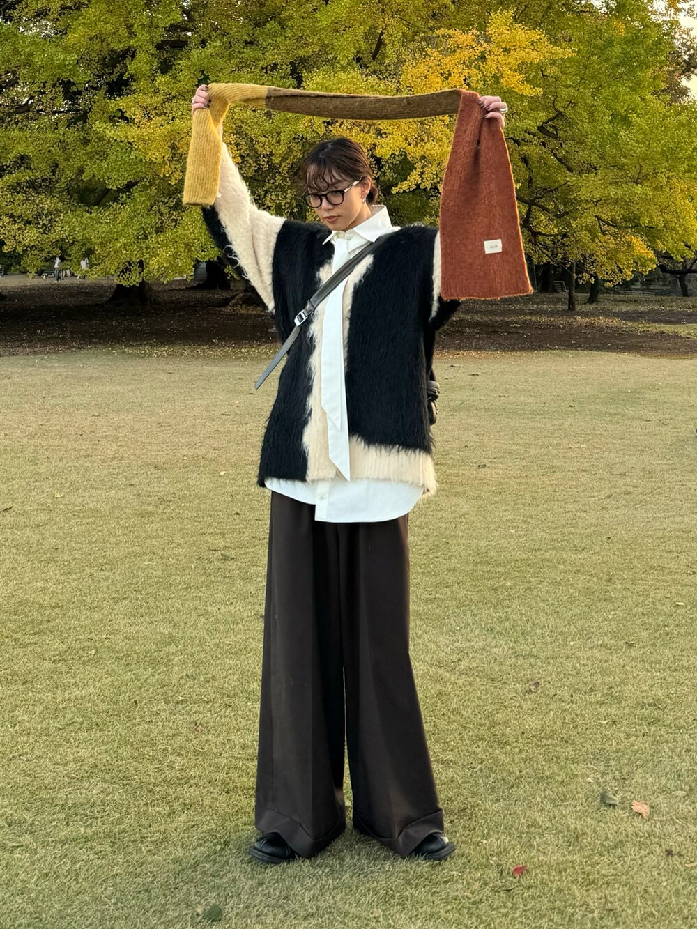 「ファッションを楽しもう、秋服コーデ、着回しコーデ」｜「RUUBONの【RUUBON】split leather tassel loafer / スプリットレザー タッセルローファー（ローファー、ブラック系）」を使った、kaishinさん（メンズ・176cm）の秋コーディネートの2枚目の写真