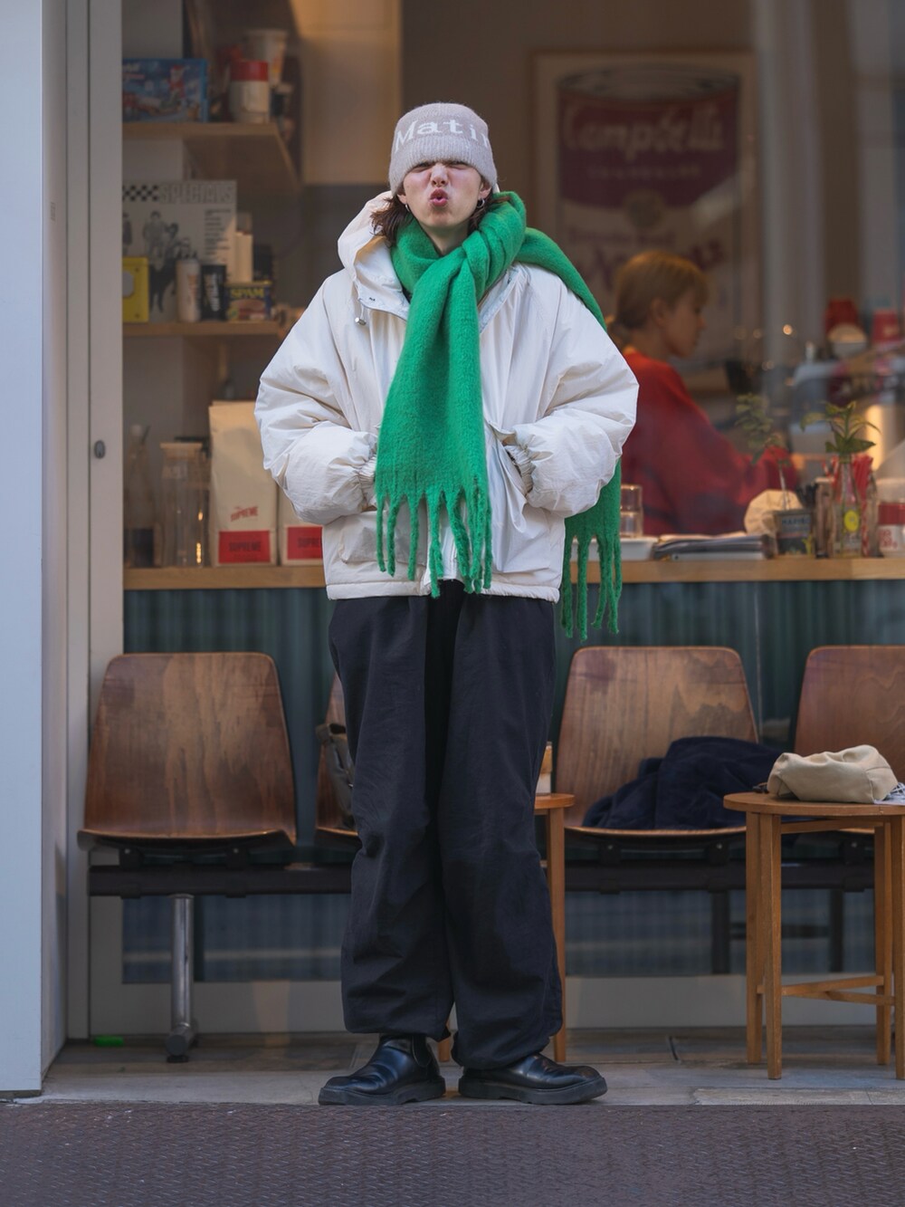 ブラック系のカーゴパンツ、グリーン系のマフラー、ベージュ系のニットキャップ/ビーニーを着用したメンズの冬コーディネートの3枚目の写真