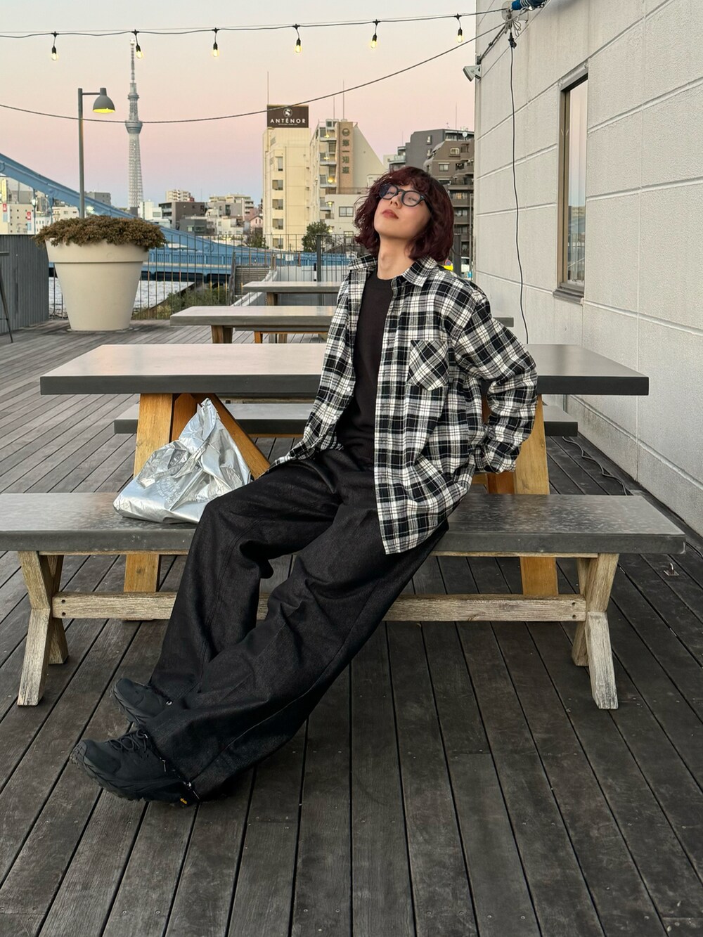 ブラック系のスニーカーを着用したメンズの冬コーディネートの4枚目の写真