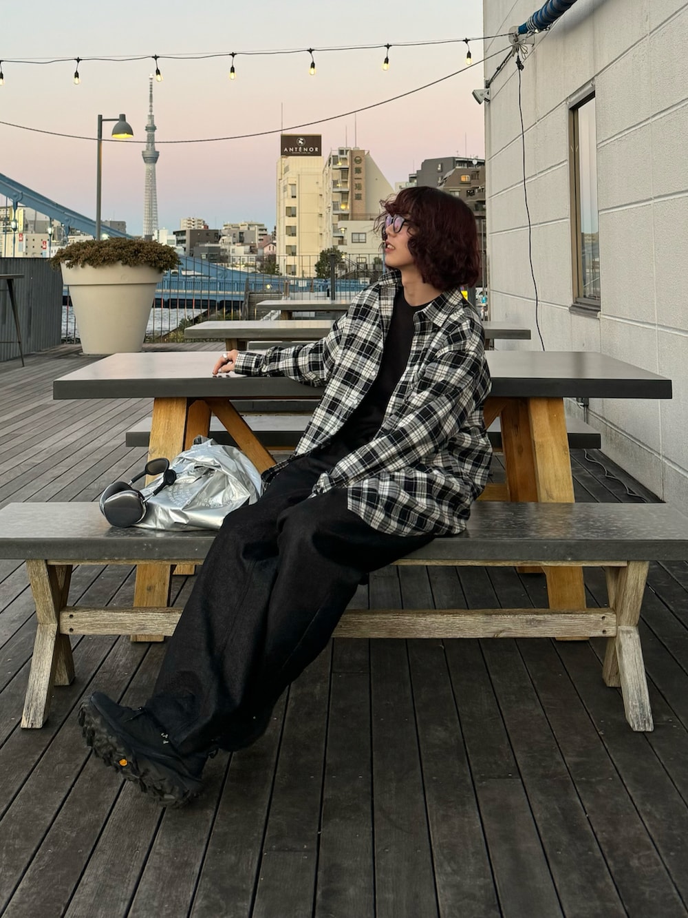 ブラック系のスニーカーを着用したメンズの冬コーディネートの2枚目の写真