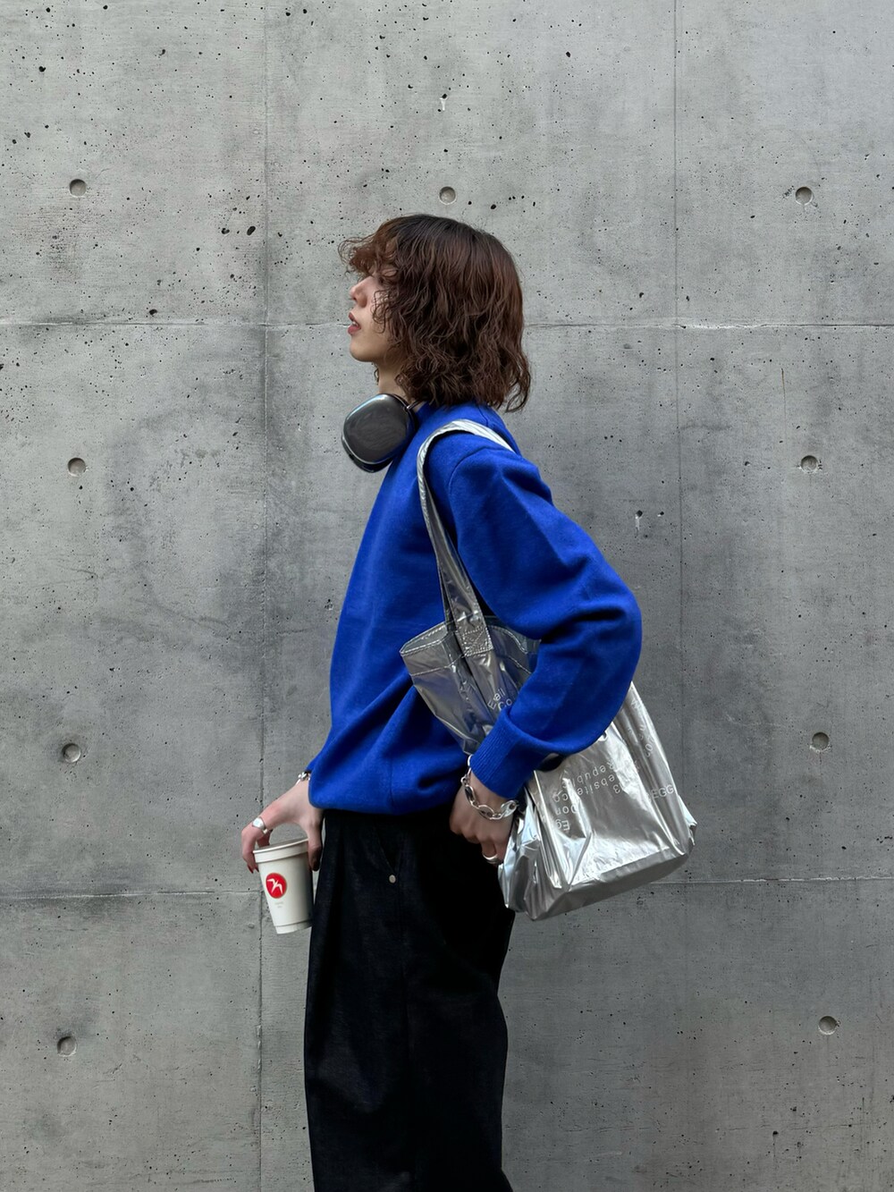 ブラック系のローファーを着用したメンズの冬コーディネートの3枚目の写真