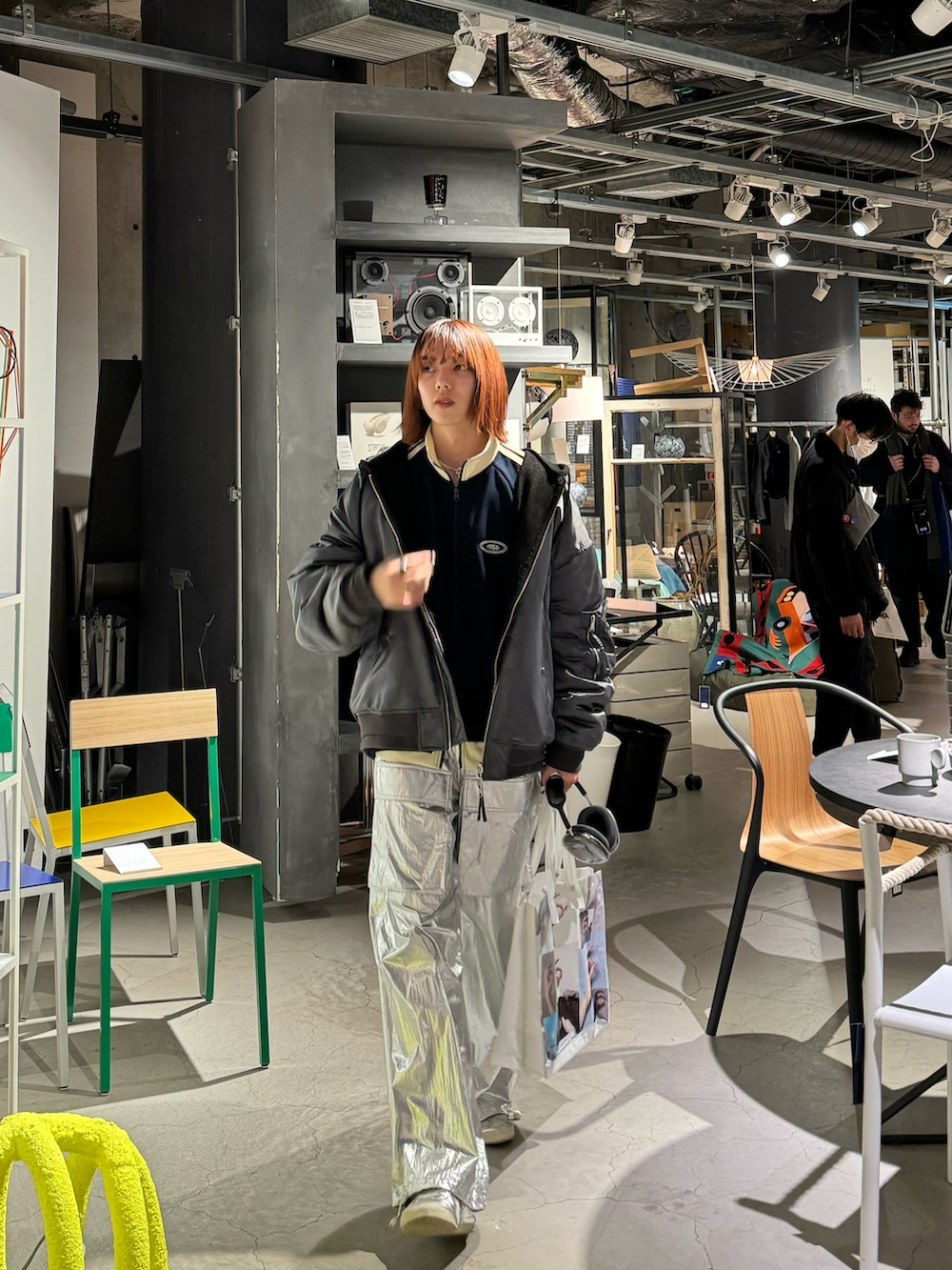 シルバー系のスニーカー、シルバー系のパンツを着用したメンズの春コーディネートの3枚目の写真