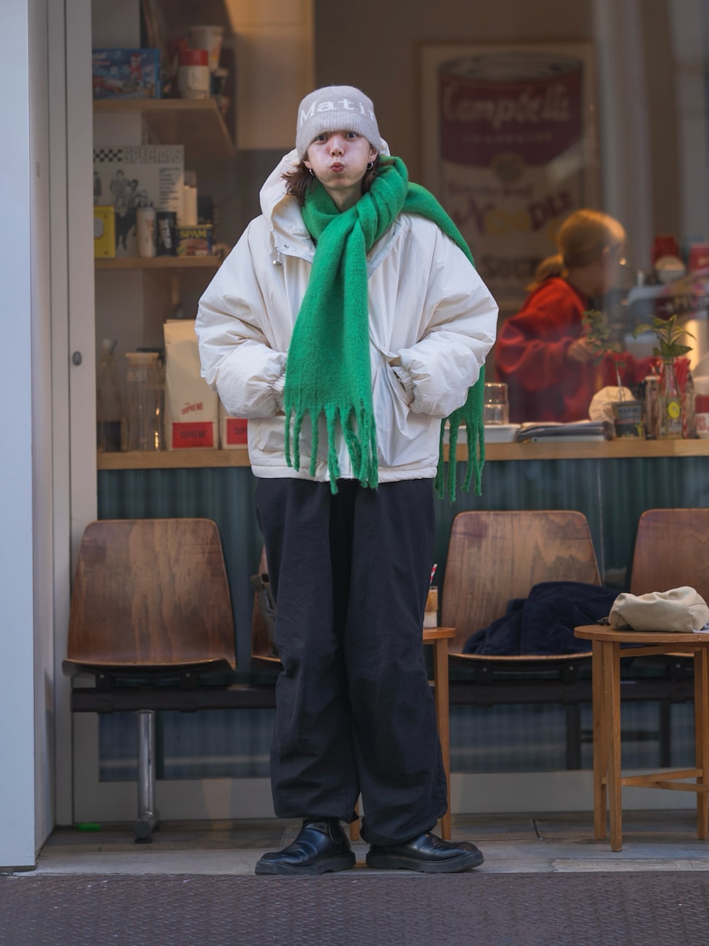 ブラック系のカーゴパンツ、グリーン系のマフラー、ベージュ系のニットキャップ/ビーニーを着用したメンズの冬コーディネートの2枚目の写真