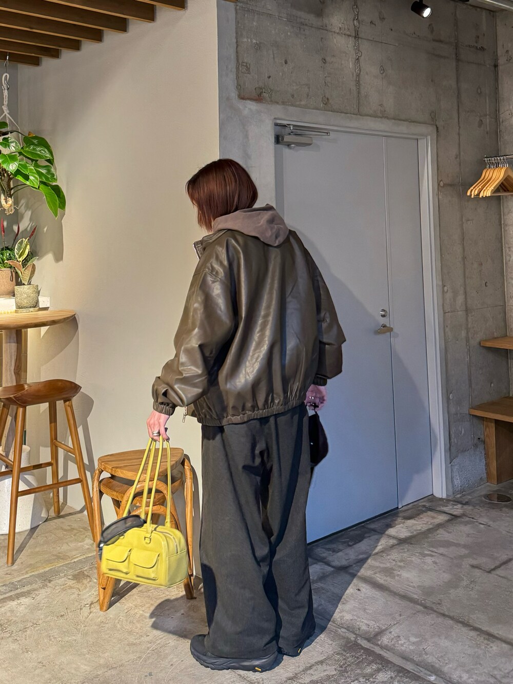 ブラック系のスニーカーを着用したメンズの春コーディネートの3枚目の写真
