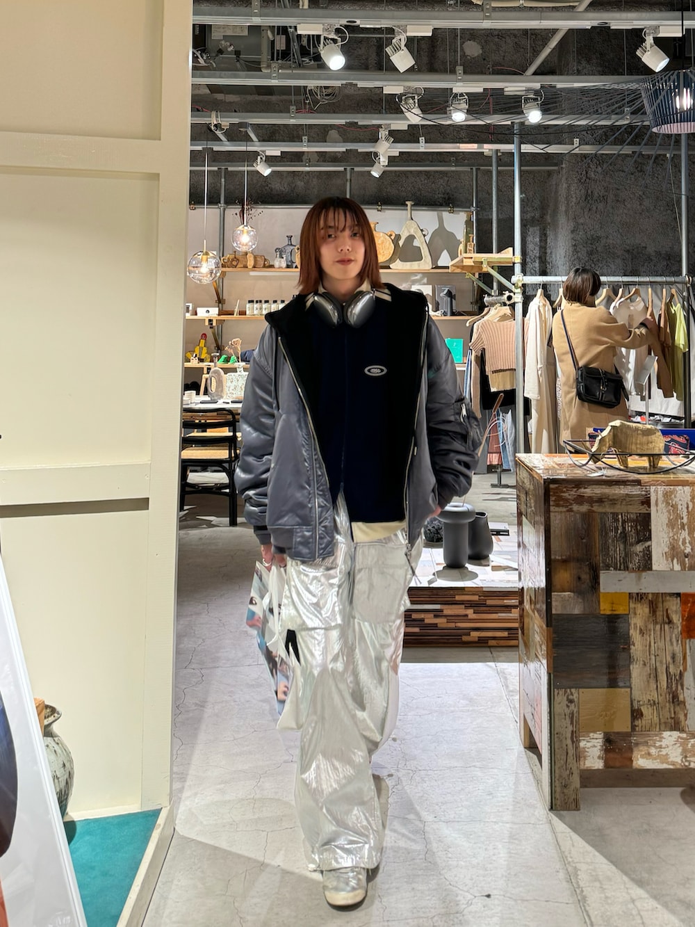 シルバー系のスニーカー、シルバー系のパンツを着用したメンズの春コーディネートの2枚目の写真