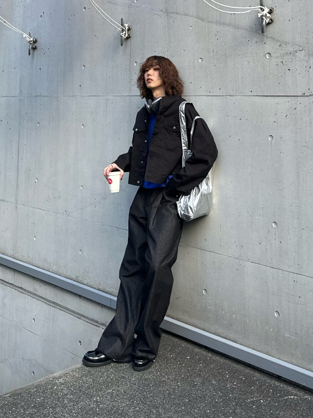 ブラック系のローファーを着用したメンズの冬コーディネートの2枚目の写真