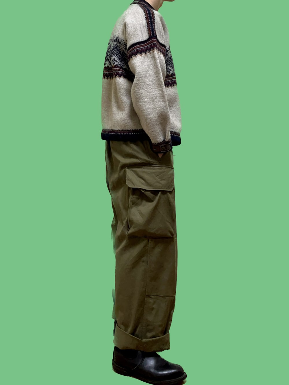ホワイト系のニット/セーター、グリーン系のカーゴパンツを着用したメンズの冬コーディネートの2枚目の写真