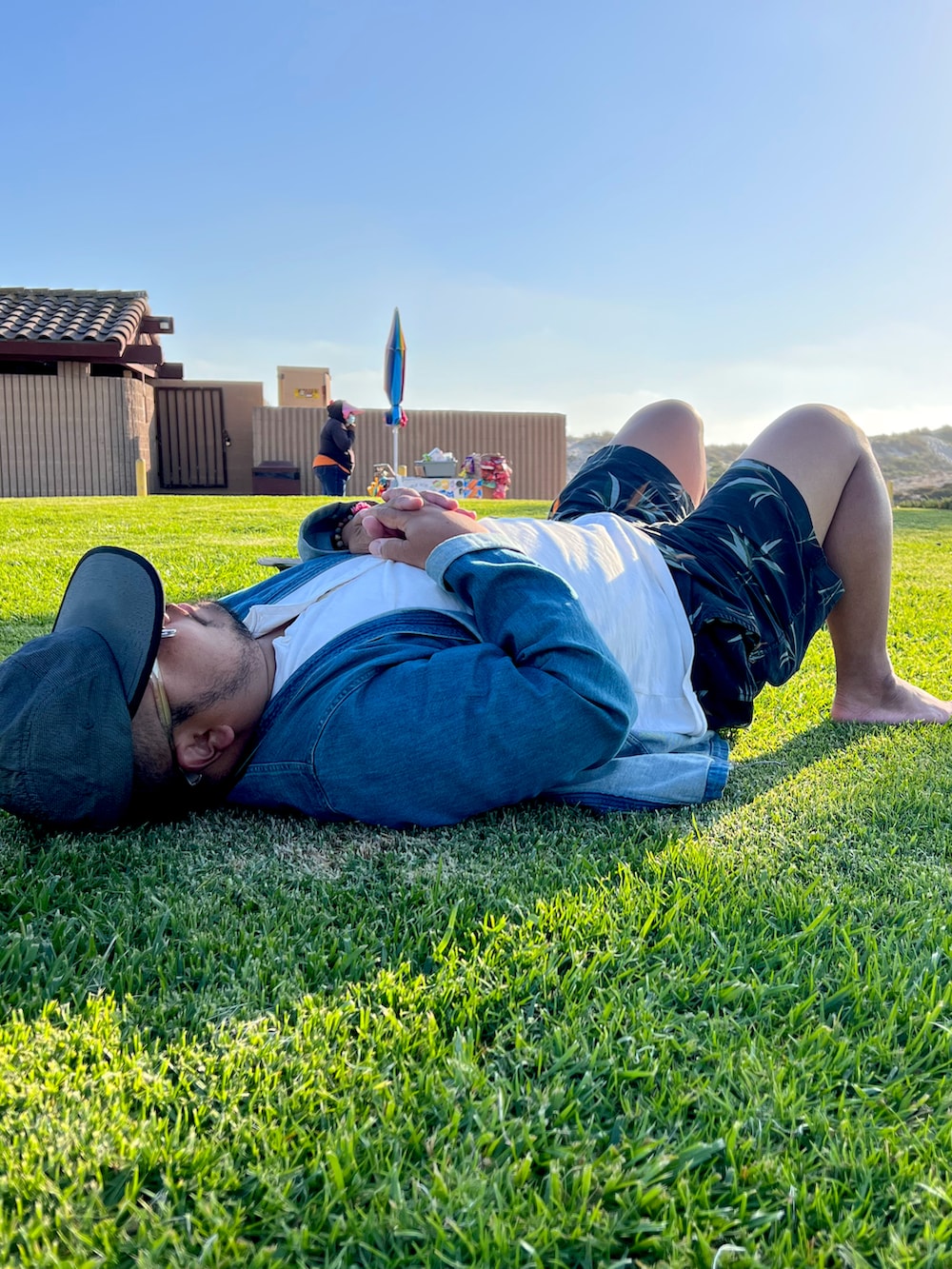 ブラック系のパンツ、ブルー系のカーディガン/ボレロを着用したメンズの夏コーディネートの2枚目の写真