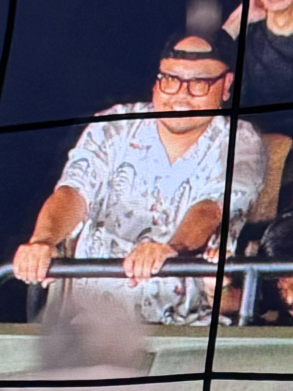 ホワイト系のシャツ/ブラウス、ブラック系のパンツ、グリーン系のスニーカーを着用したメンズの夏コーディネートの2枚目の写真