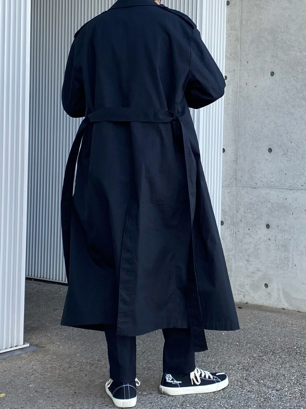 「新年一発目、ootd、モノトーンコーデ、モノトーン、シンプル、シンプルコーデ、ワントーンコーデ、低身長、トレンチコート、大人カジュアル、ユニクロ、ブラック、スニーカー、いいね、save、フォローお願いします🤑、きれいめカジュアル」｜「ASCLOのASCLO(エジュクロ)マルチショルダーバッグ（ショルダーバッグ、ブラック系）」を使った、peiさん（メンズ・163cm）の冬コーディネートの4枚目の写真