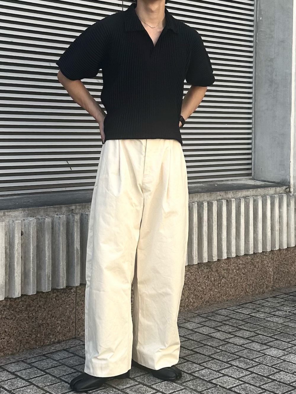 「シンプルスタイル、シンプル、シンプルコーデ、カジュアルコーデ、ポロシャツ、ワイドパンツ、きれいめカジュアル、モノトーン、モノトーンコーデ、白パンツ、夏コーデ、低身長コーデ、オムプリッセイッセイミヤケ、スタジオニコルソン、足袋ブーツ」｜「HOMME PLISSE ISSEY MIYAKEのアイテム（ポロシャツ、ブラック系）」を使った、peiさん（メンズ・163cm）の夏コーディネートの2枚目の写真
