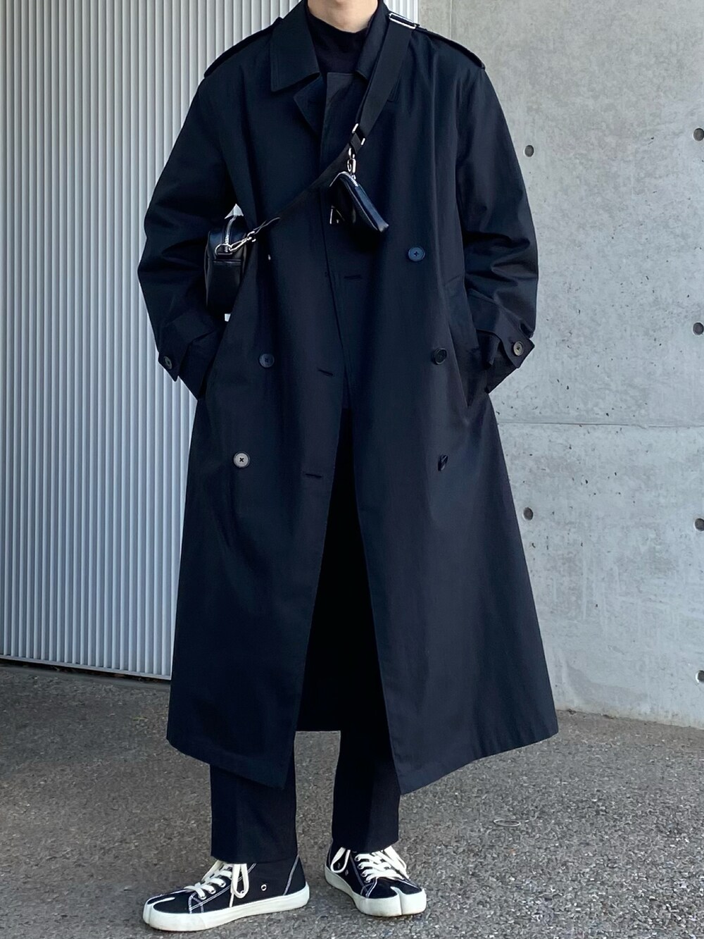 「新年一発目、ootd、モノトーンコーデ、モノトーン、シンプル、シンプルコーデ、ワントーンコーデ、低身長、トレンチコート、大人カジュアル、ユニクロ、ブラック、スニーカー、いいね、save、フォローお願いします🤑、きれいめカジュアル」｜「ASCLOのASCLO(エジュクロ)マルチショルダーバッグ（ショルダーバッグ、ブラック系）」を使った、peiさん（メンズ・163cm）の冬コーディネートの3枚目の写真