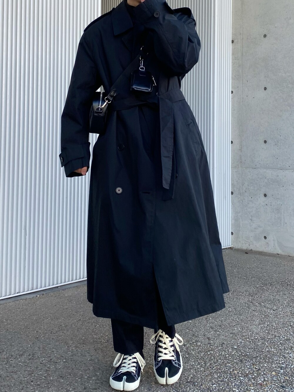 「新年一発目、ootd、モノトーンコーデ、モノトーン、シンプル、シンプルコーデ、ワントーンコーデ、低身長、トレンチコート、大人カジュアル、ユニクロ、ブラック、スニーカー、いいね、save、フォローお願いします🤑、きれいめカジュアル」｜「ASCLOのASCLO(エジュクロ)マルチショルダーバッグ（ショルダーバッグ、ブラック系）」を使った、peiさん（メンズ・163cm）の冬コーディネートの2枚目の写真