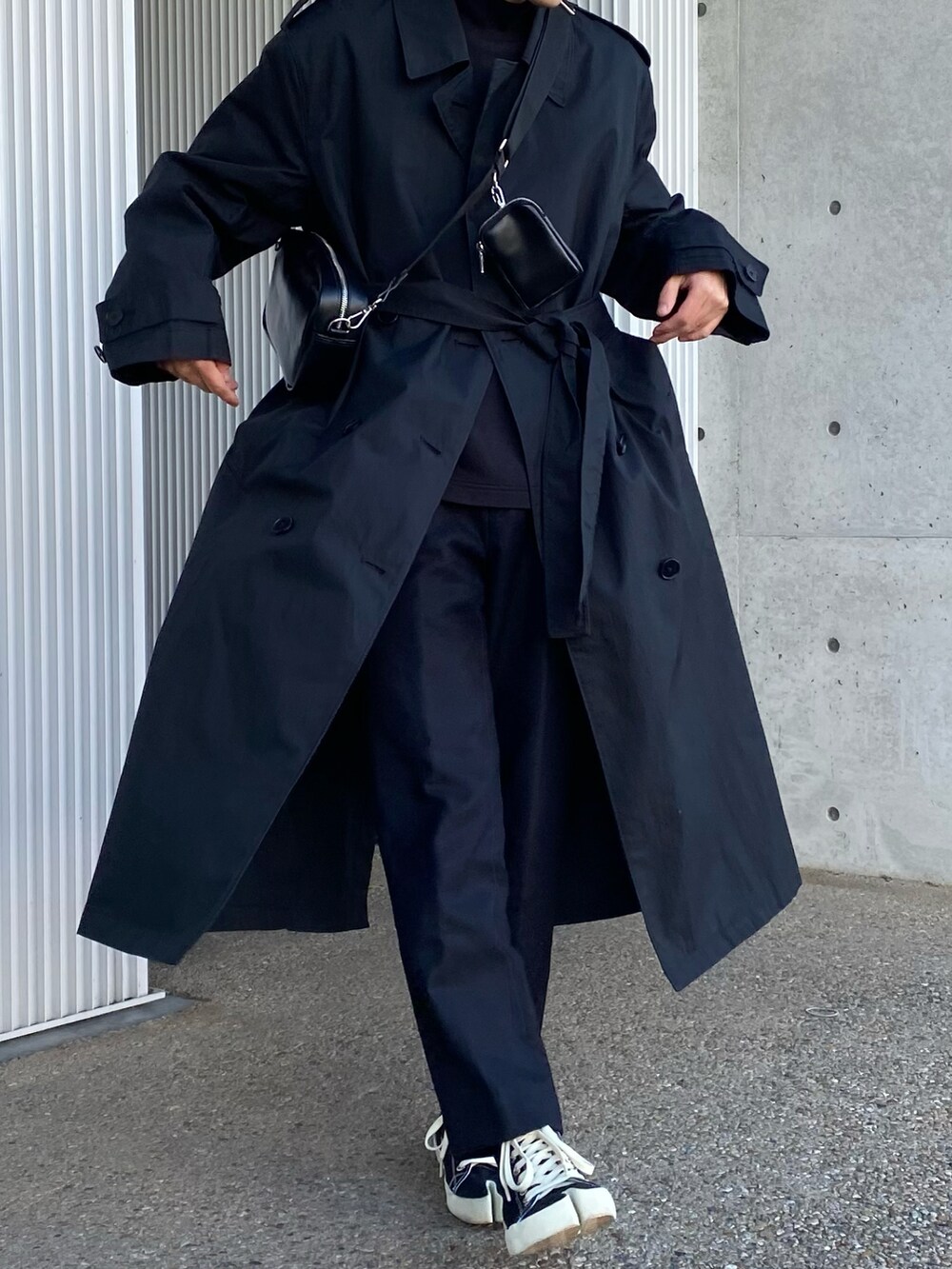 「新年一発目、ootd、モノトーンコーデ、モノトーン、シンプル、シンプルコーデ、ワントーンコーデ、低身長、トレンチコート、大人カジュアル、ユニクロ、ブラック、スニーカー、いいね、save、フォローお願いします🤑、きれいめカジュアル」｜「ASCLOのASCLO(エジュクロ)マルチショルダーバッグ（ショルダーバッグ、ブラック系）」を使った、peiさん（メンズ・163cm）の冬コーディネートの5枚目の写真