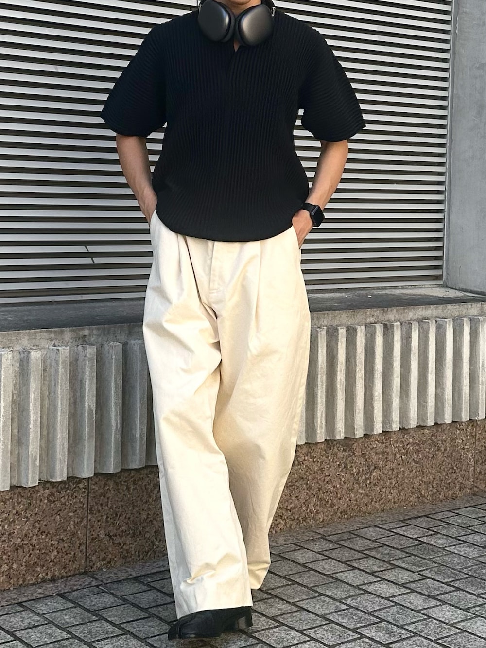 「シンプルスタイル、シンプル、シンプルコーデ、カジュアルコーデ、ポロシャツ、ワイドパンツ、きれいめカジュアル、モノトーン、モノトーンコーデ、白パンツ、夏コーデ、低身長コーデ、オムプリッセイッセイミヤケ、スタジオニコルソン、足袋ブーツ」｜「HOMME PLISSE ISSEY MIYAKEのアイテム（ポロシャツ、ブラック系）」を使った、peiさん（メンズ・163cm）の夏コーディネートの3枚目の写真