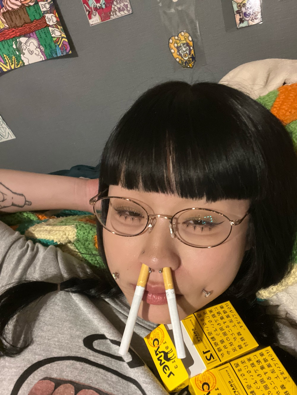 ブラック系のスラックス、ブラウン系のオールインワン・サロペット、シルバー系のスニーカーを着用したレディースの春コーディネートの4枚目の写真